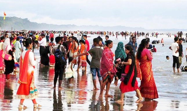 কক্সবাজারে পর্যটকের ঢল, ঠাঁই নেই হোটেলে